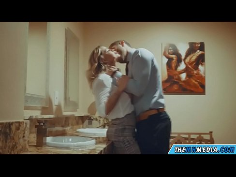 ❤️ 当一个胸大无脑的金发女郎在公共厕所里勾引你时 Quality porn